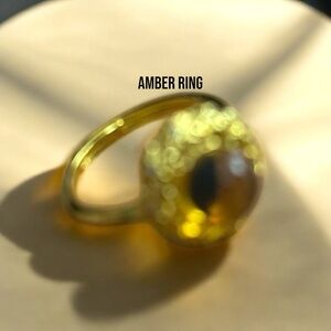 312R. Elegant Gold and Amber Ring